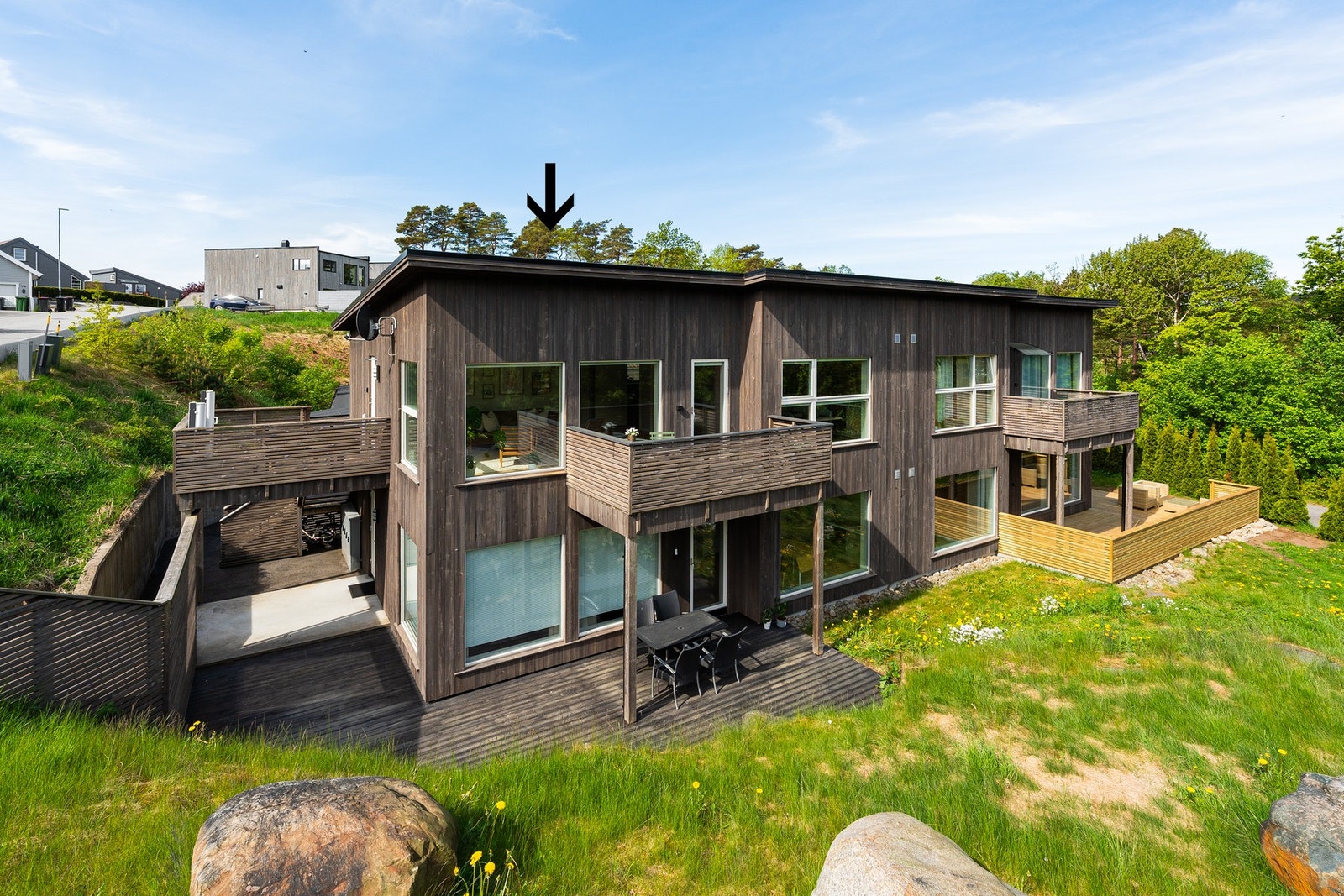 - Leiligheten er del av en firemannsbolig og ligger i byggets andre etasje - Galleribilde