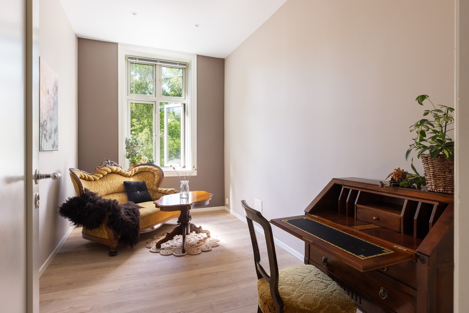 Soverom 2 er også av god størrelse, her kan man innrede fritt etter eget ønske og kan brukes etter hva man selv ønsker og har behov for. Galleribilde