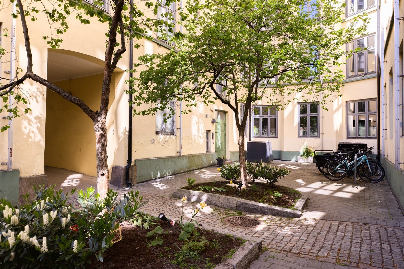 Her kan du trygt parkere sykkelen i låsbar sykkelbod. Galleribilde