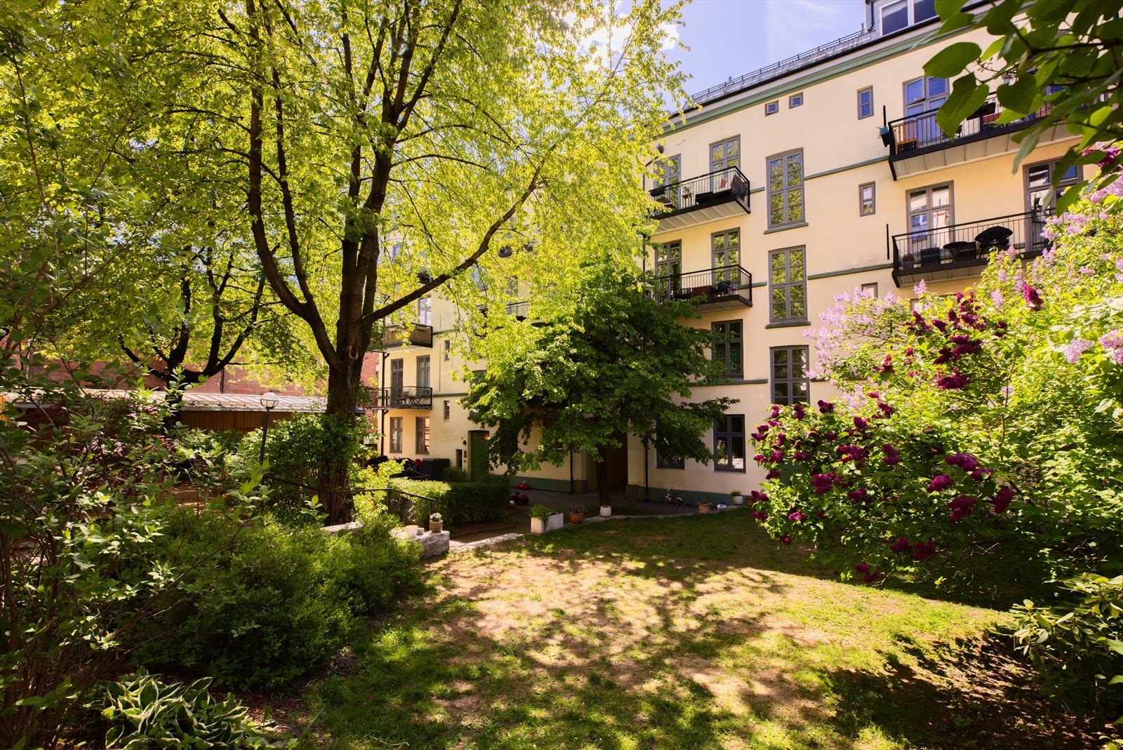 Her bor du midt i byen omringet av frodig beplanting. Galleribilde