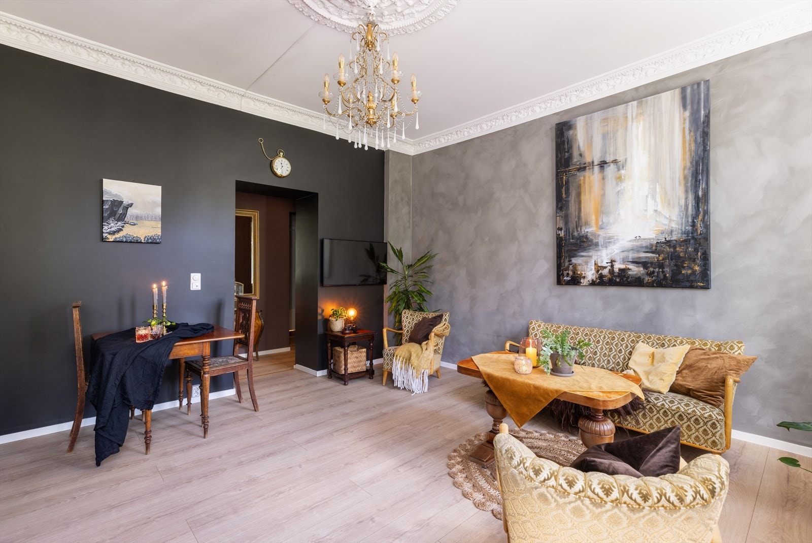 Rommet lar seg enkelt innrede med sofa- og spisegruppe. Galleribilde