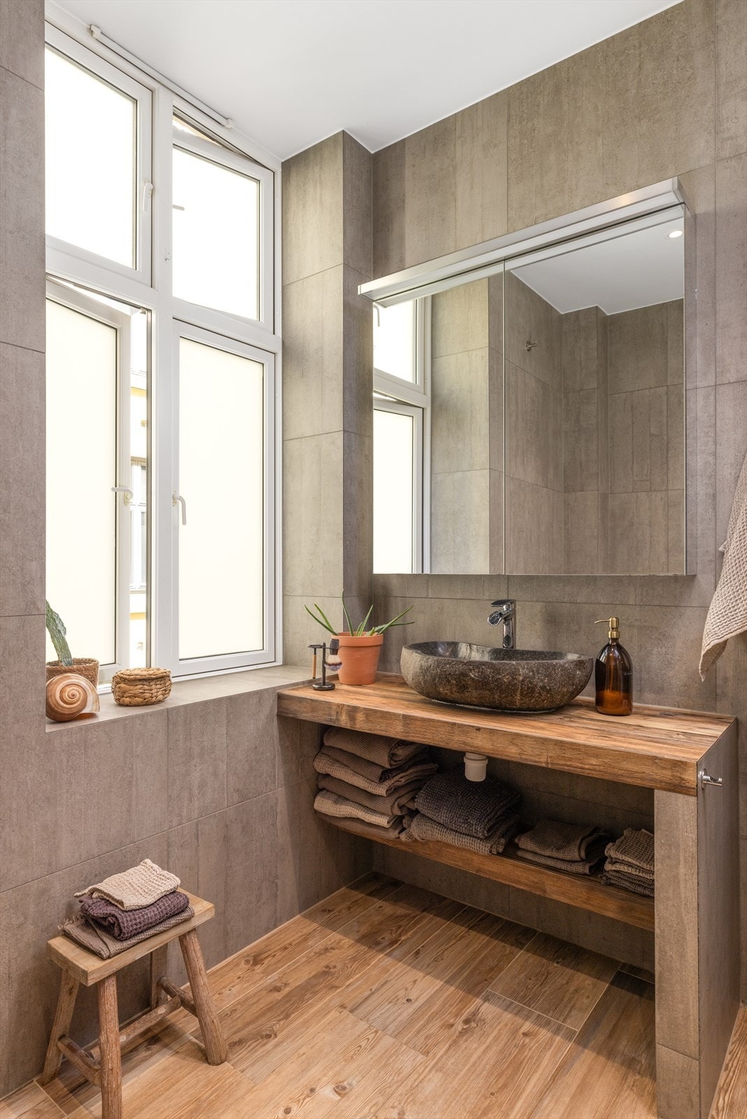 Flislagt baderom med elektriske varmekabler. Opplegg for vaskemaskin. Galleribilde