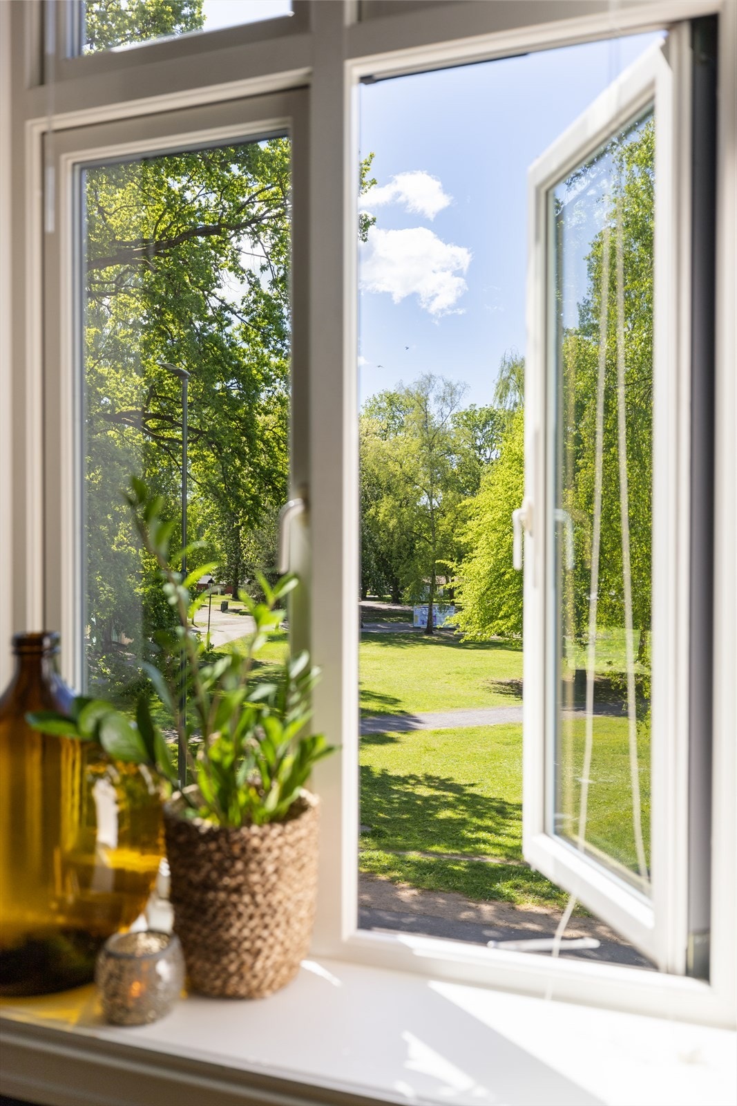 Fra stuen er det utsyn mot fantastiske Sofienbergparken med flotte grøntområder. Galleribilde
