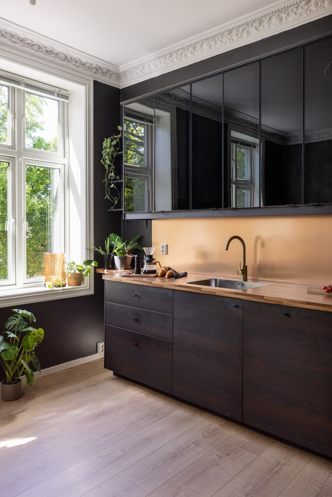 Integrerte hvitevarer med induksjon platetopp, stekeovn, kombiskap (kjøl/frys) og oppvaskmaskin. Galleribilde