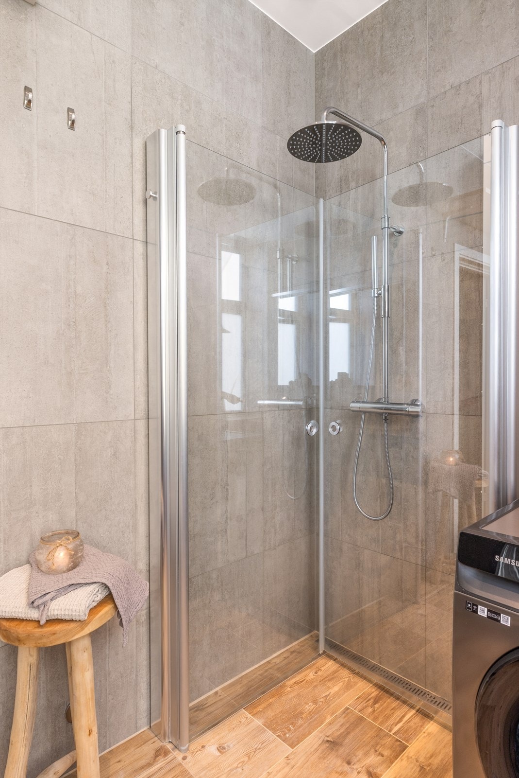 Vegghengt toalett, 1,2 m benk med servant og dusjhjørne med innfellbare glassvegger. Galleribilde