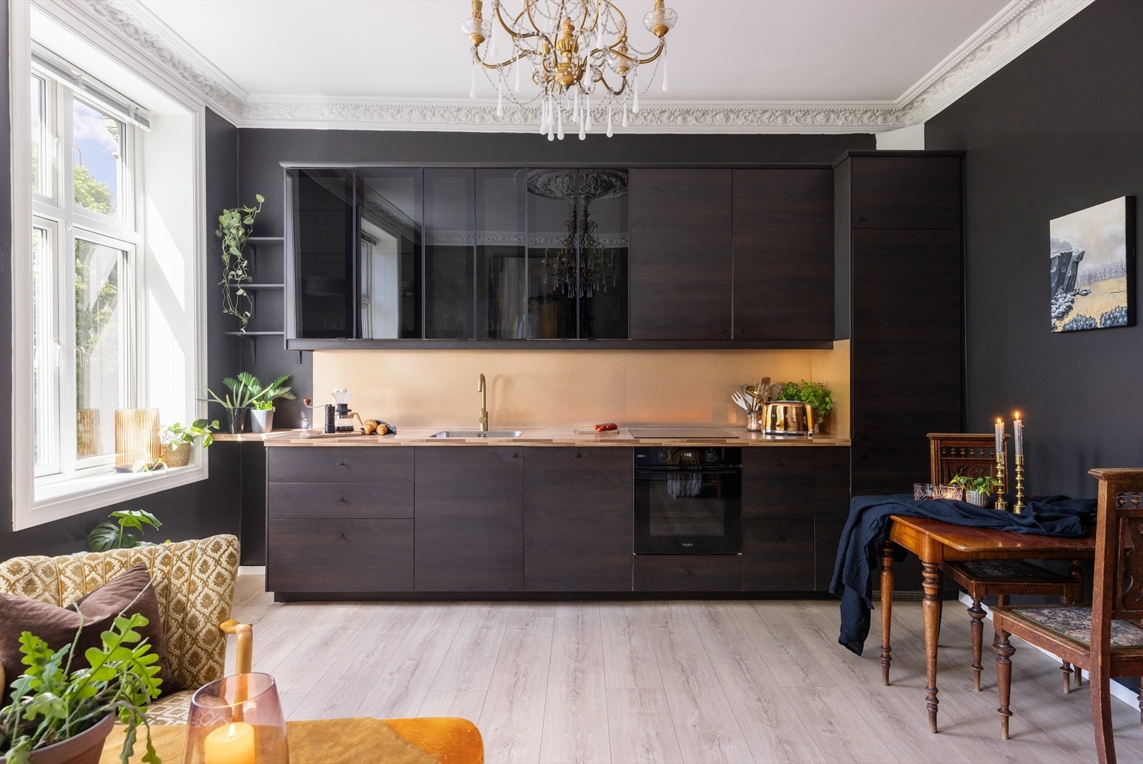 Delikat kjøkken fra 2018 med nye fronter fra 2022. Galleribilde