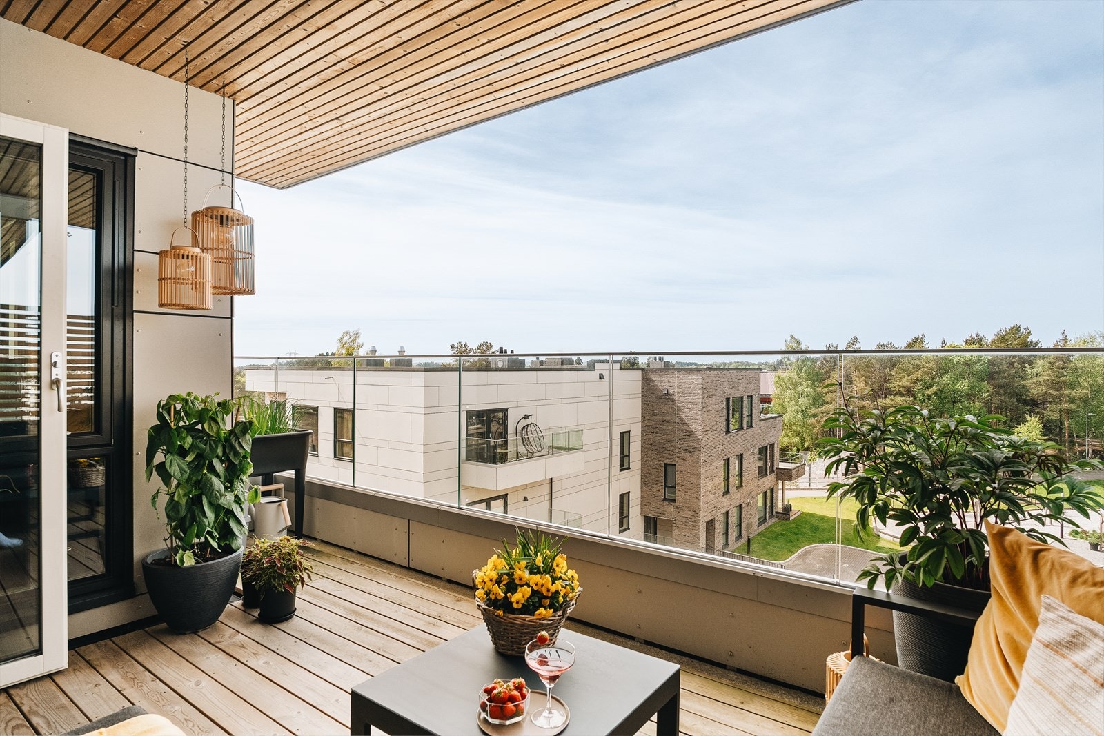 Stor og solrik terrasse Galleribilde