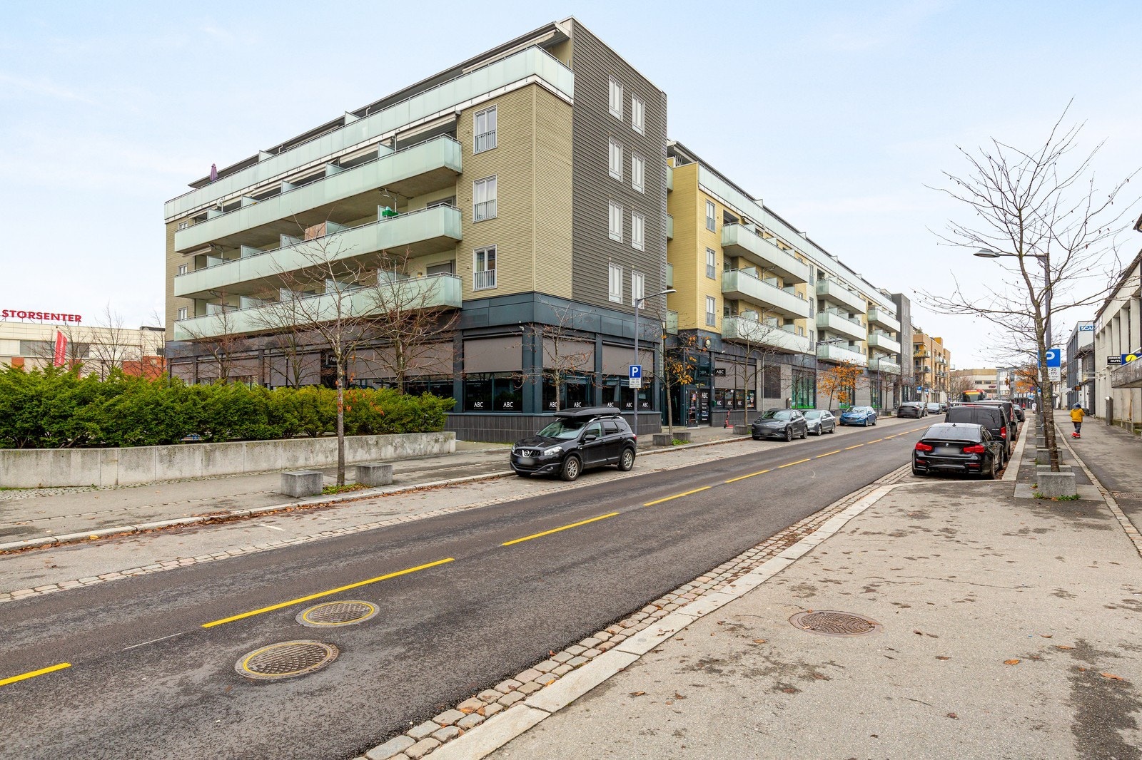 Fasade. Kort vei til Strømmen Storsenter, her finner finner man en rekke ulike sevicetilbud. Galleribilde