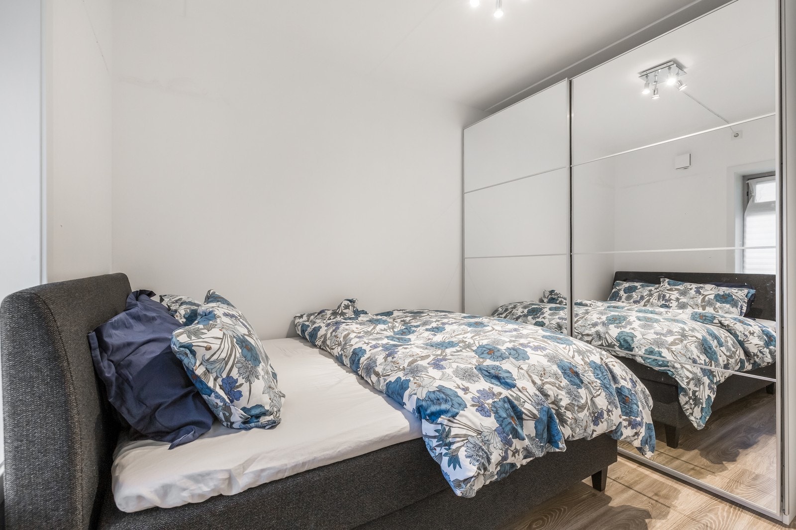 Soverom med god plass til skap. Galleribilde