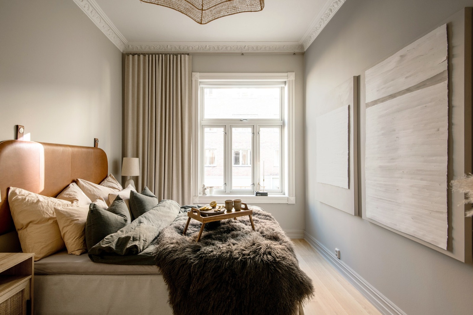 Leiligheten har to lyse og romslige soverom, begge med svært gode lysforhold og god plass til tilpassede oppbevaringsløsninger Galleribilde