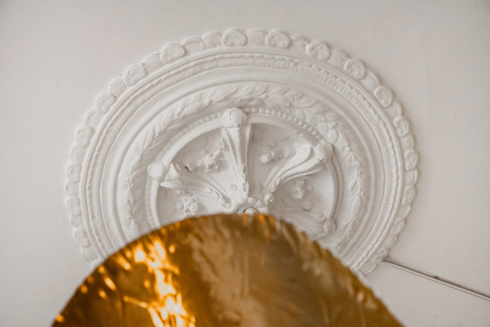 Stukkatur og rosett i himling i alle 3 "stuer" og masterbedroom Galleribilde