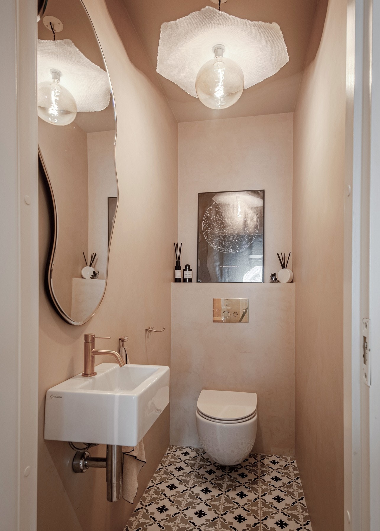 Smakfullt innredet gjestetoalett Galleribilde