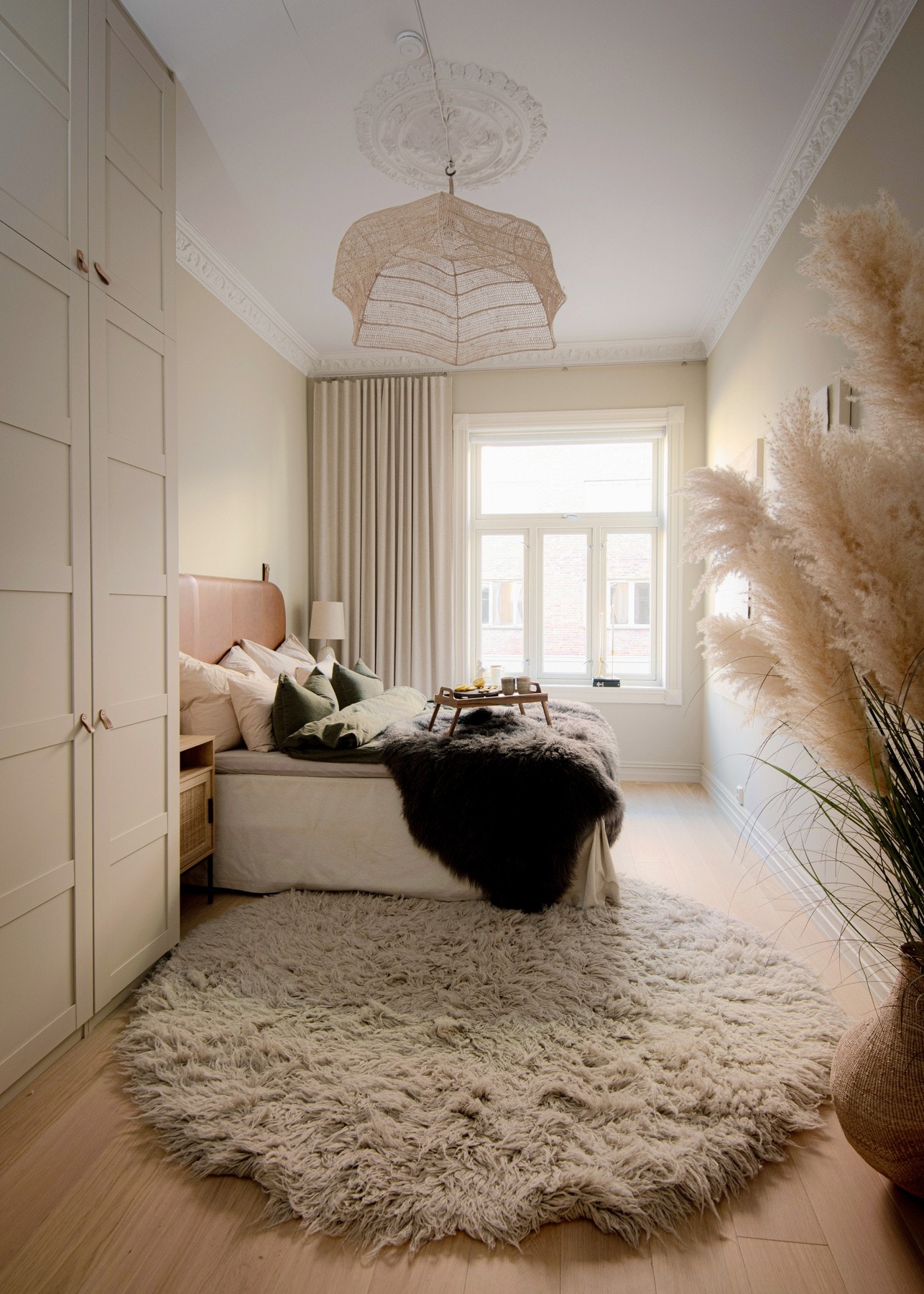 Hovedsoverommet er særlig innbydende og romslig, med plass til både dobbeltseng, nattbord og en stor garderobe Galleribilde