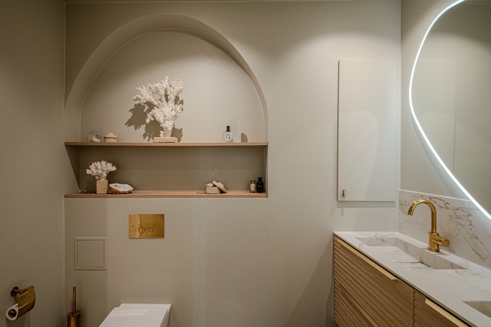 Leiligheten kan skilte med to stilfulle dusjbad og et separat gjestetoalett - alle oppgradert med sans for både kvalitet og design Galleribilde