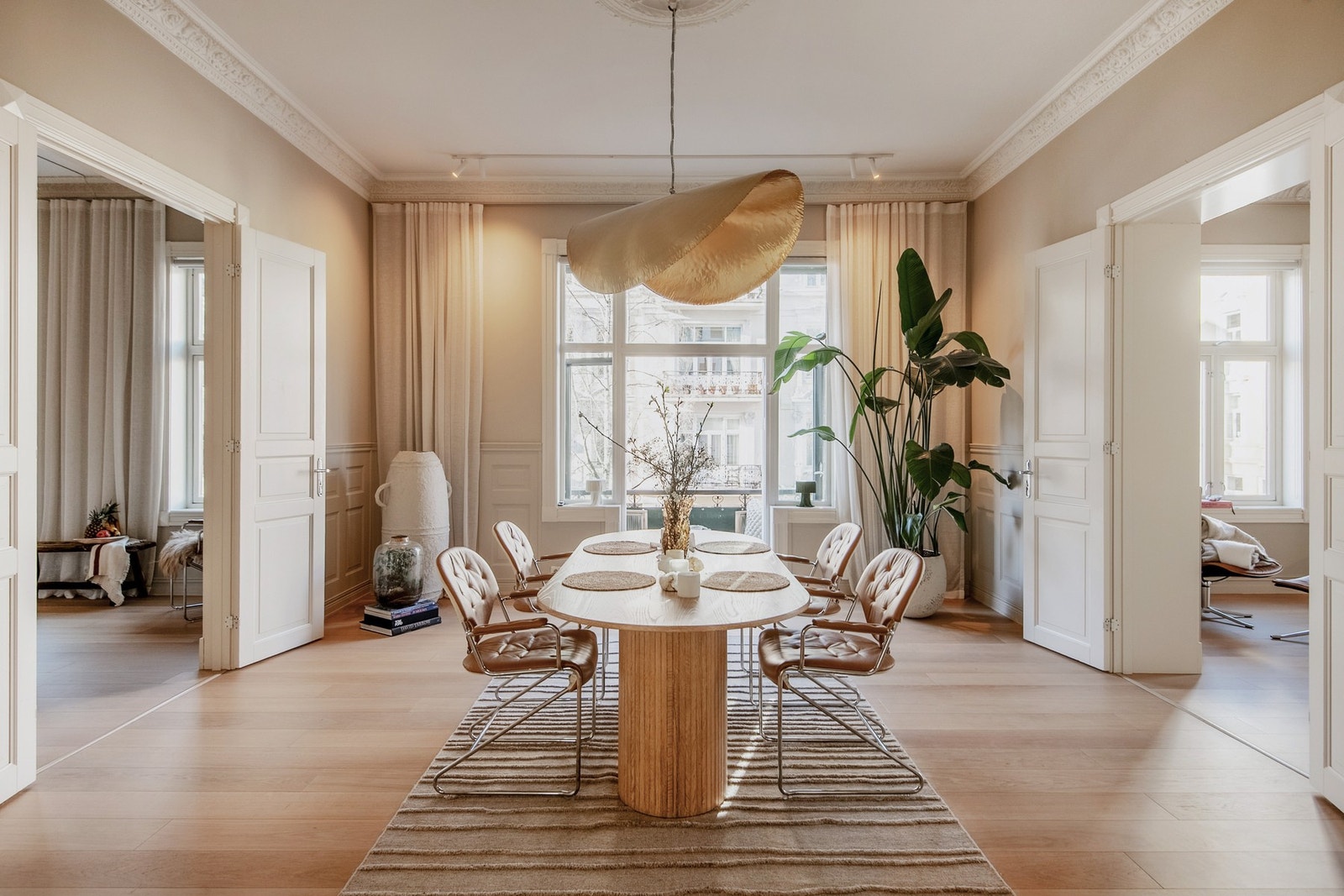 Klassisk "Frognerleilighet" med 3 stuer på rad, store vindusflater og meget god takhøyde Galleribilde