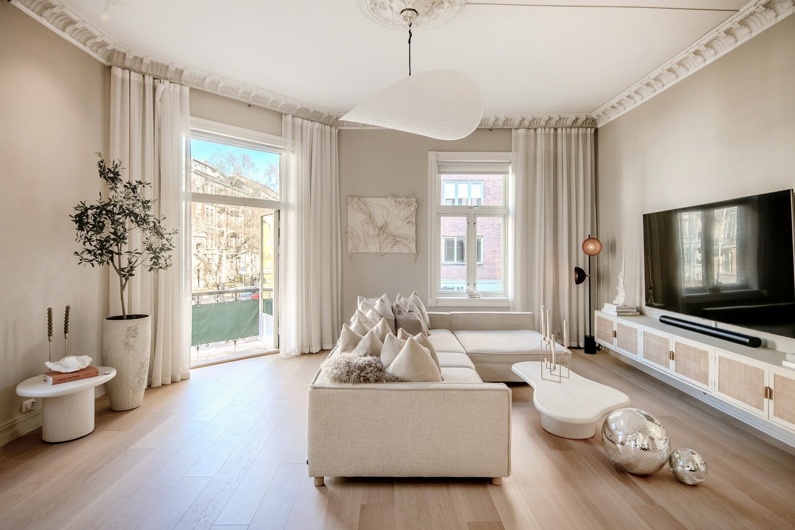 Svært innbydende stue med utgang til leilighetens 2. balkong Galleribilde