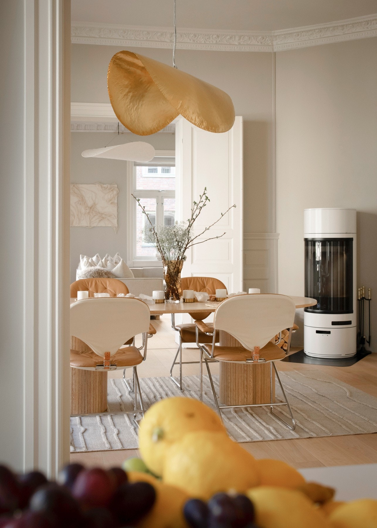 Flott peisovn i spisesture, plassert slik at den også kan ses fra kjøkkenet Galleribilde