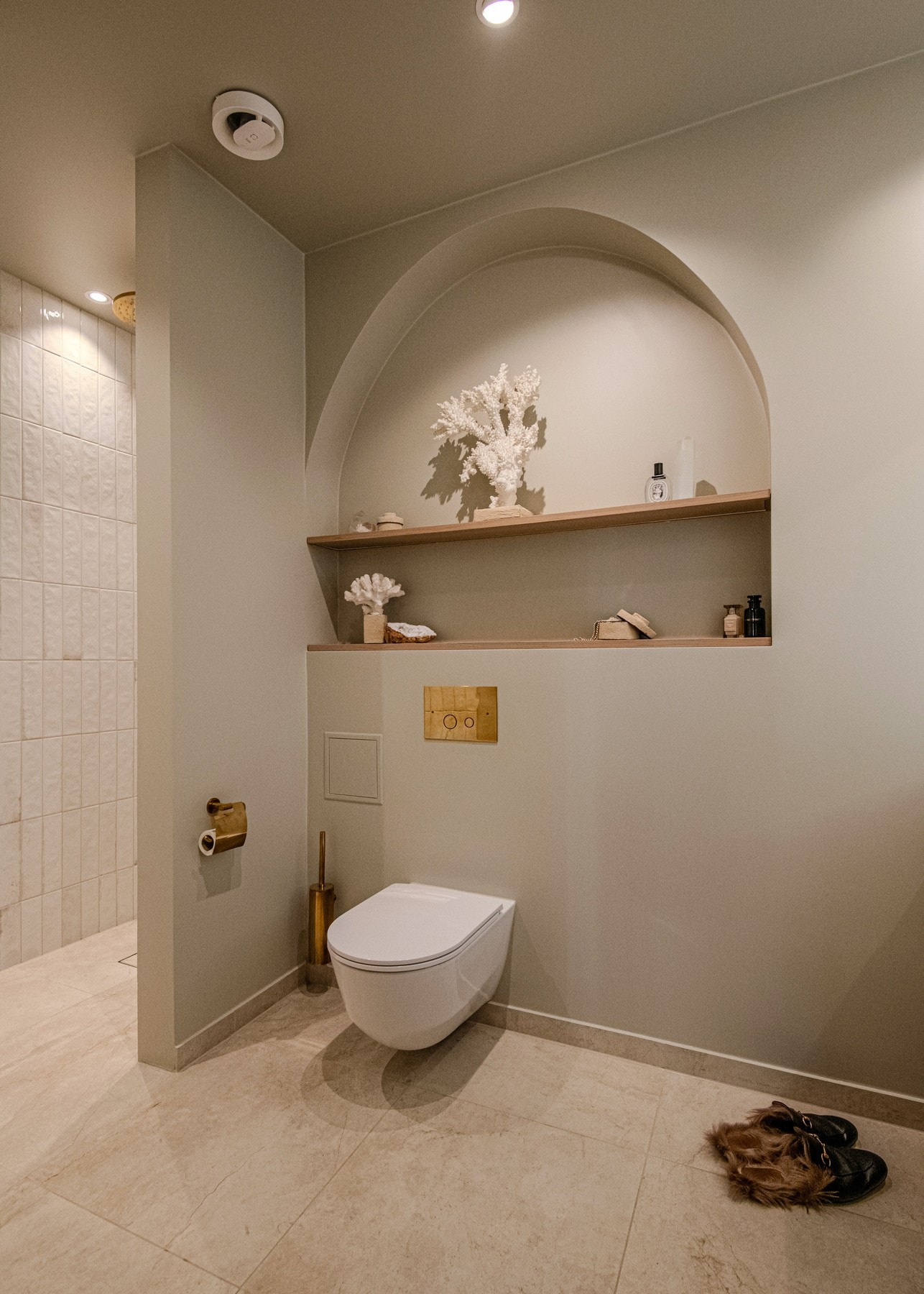 Det er valgt eksklusive materialvalg og moderne løsninger som skaper en gjennomført og luksuriøs atmosfære Galleribilde