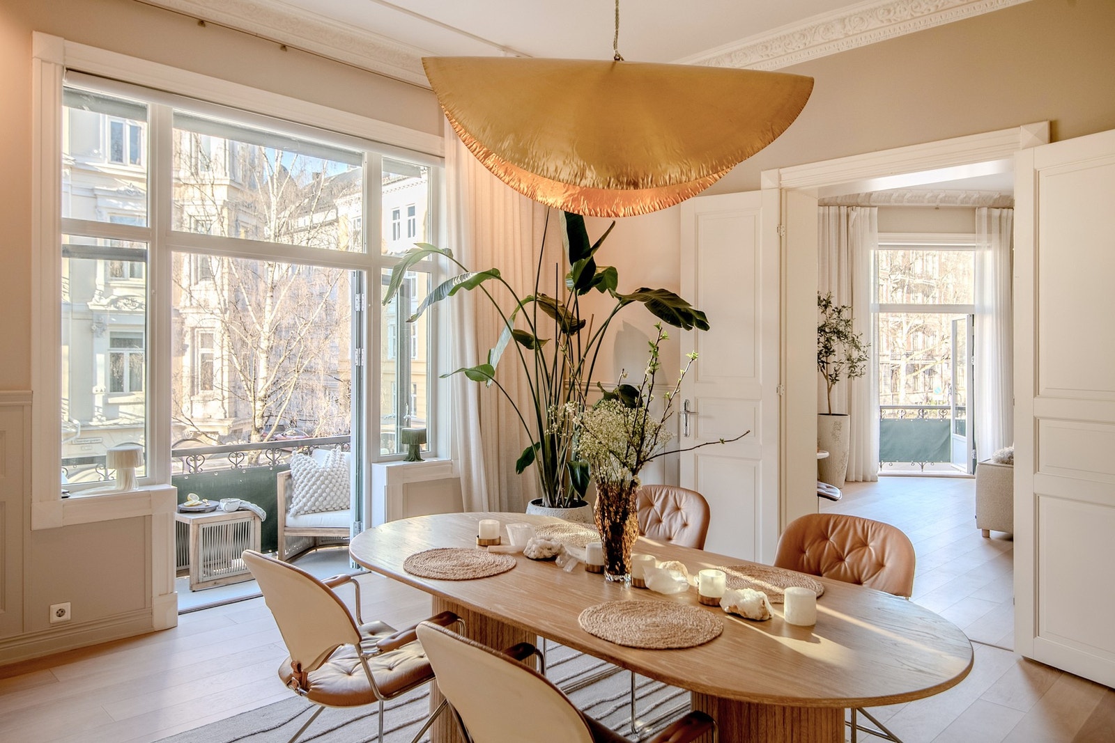 Smakfullt innredet spisestue med tidsriktige fargevalg Galleribilde