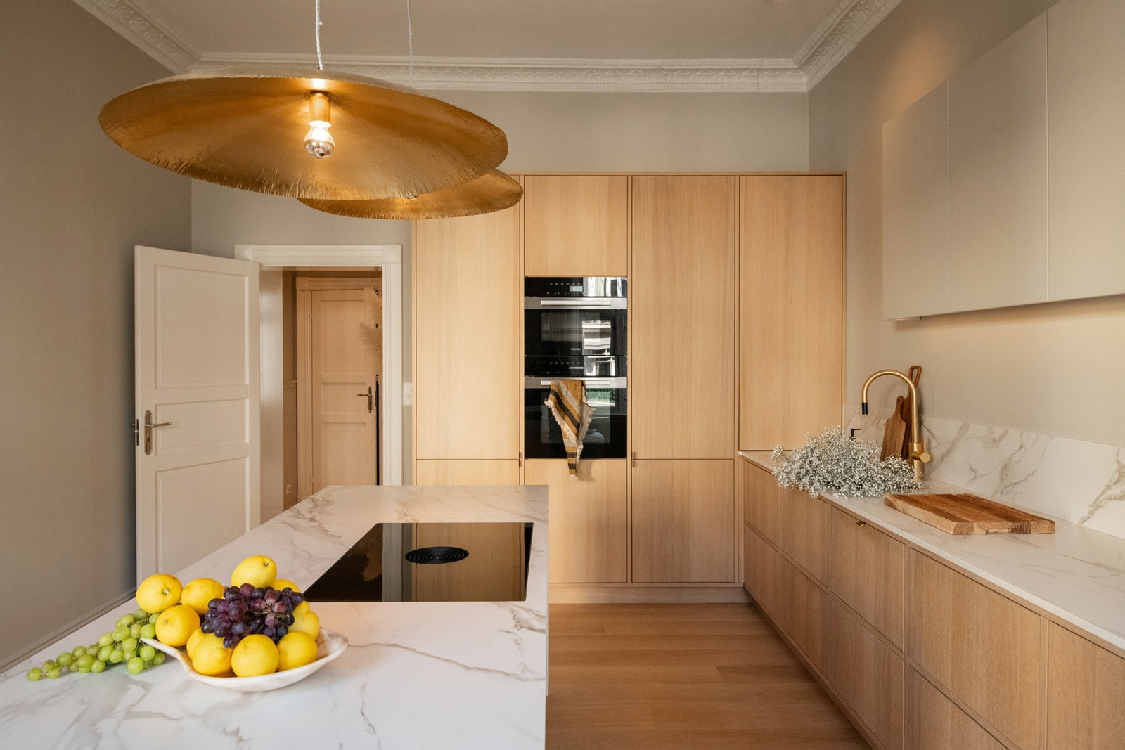 Innredningen består av benkeskap og høyskap med glatte, heltre oljet eikefronter med omrammet utførelse Galleribilde