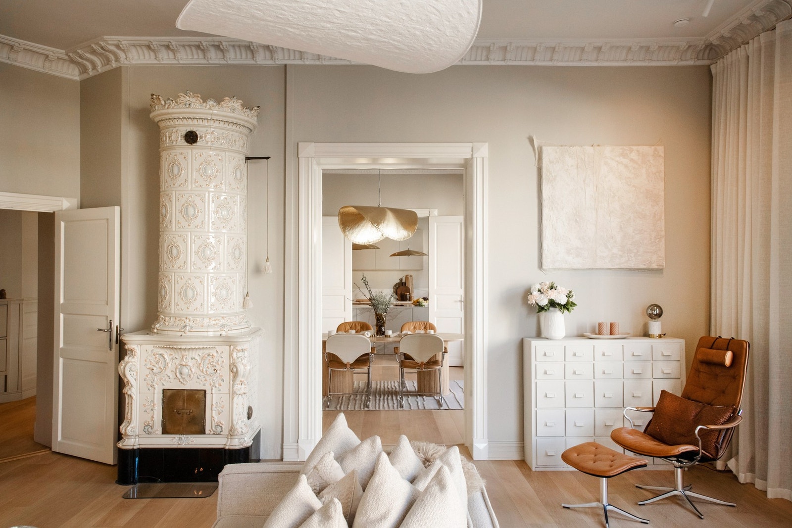 Takhøyden er på hele 3.40, samt store vindusflater som gir godt med lys inn i stuen Galleribilde