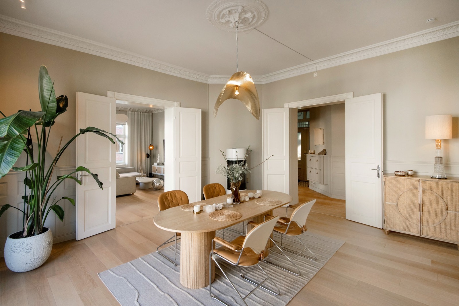 Spisestuen er meget romslig med god plass til mange gjester rundt bordet Galleribilde