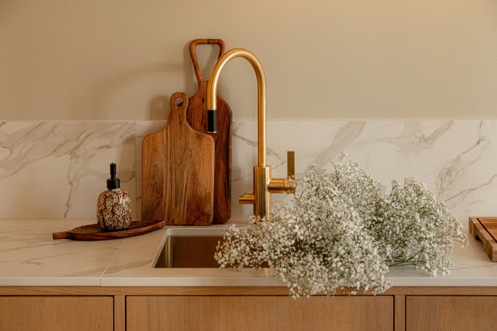 Frontene på kjøkkeninnredningen er grepsfrie med trykkåpning for et rent og elegant utseende Galleribilde