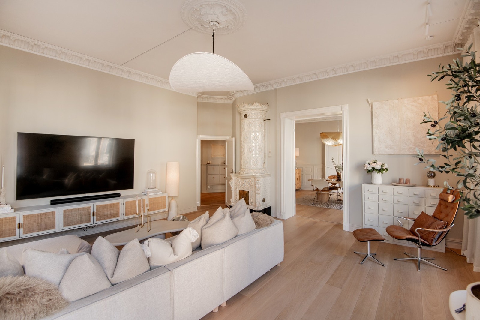 Romslig stue, smakfullt innredet med god plass til flere sittegrupper Galleribilde