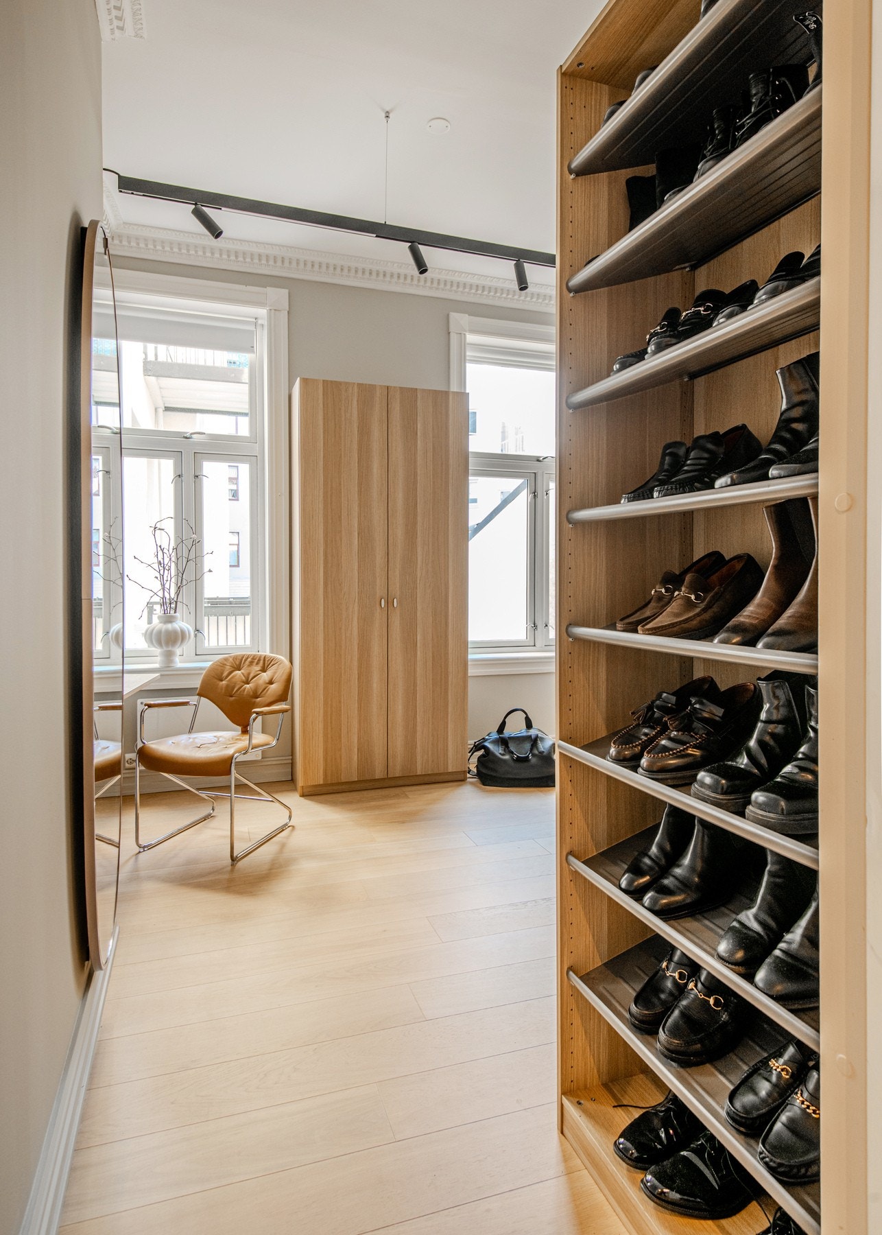 Dette soverommet er også av meget god størrelse, pent innredet med garderobeløsninger Galleribilde