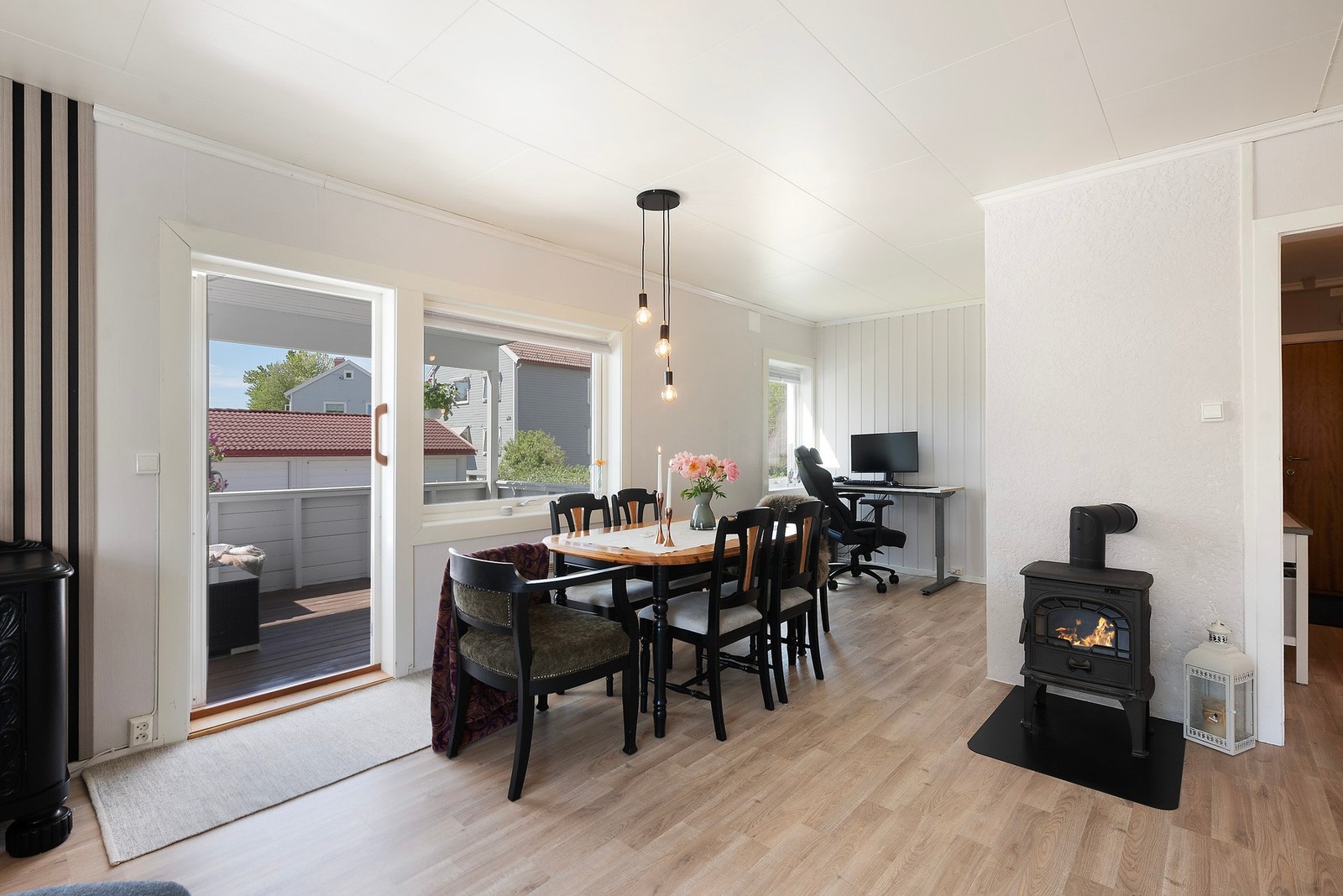 Solrikt og lys leilighet med egen balkong og tilgang til hagen. Galleribilde