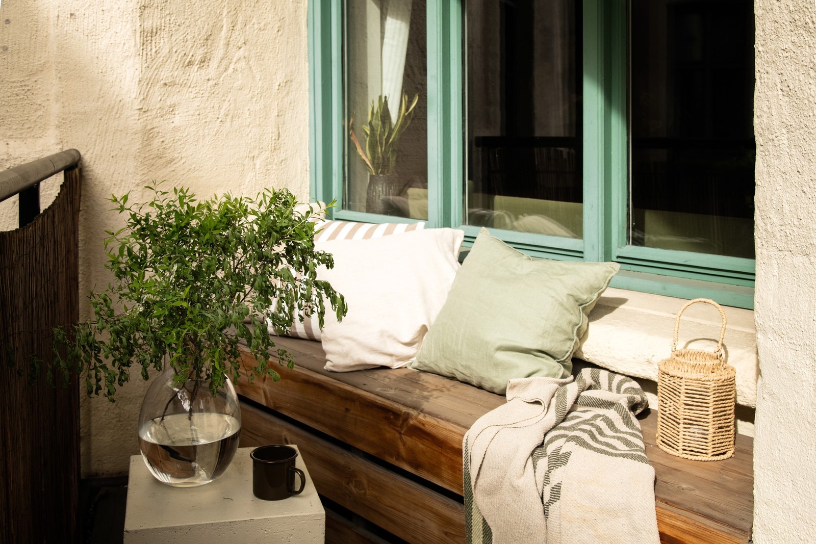 Her kan man nyte formiddagssolen gjennom store deler av vår-, sommer- og tidlig høstsesongen. Galleribilde