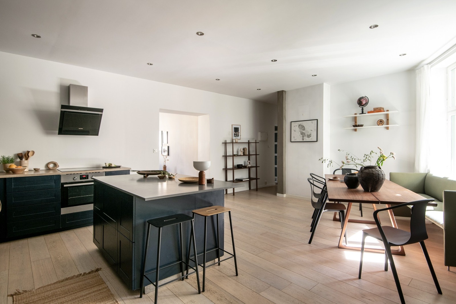 Spisestuen er en del av en stilren og åpen stue- og kjøkkenløsning, hvor det er enkelt å samle familie og venner rundt et langstrakt spisebord. Galleribilde