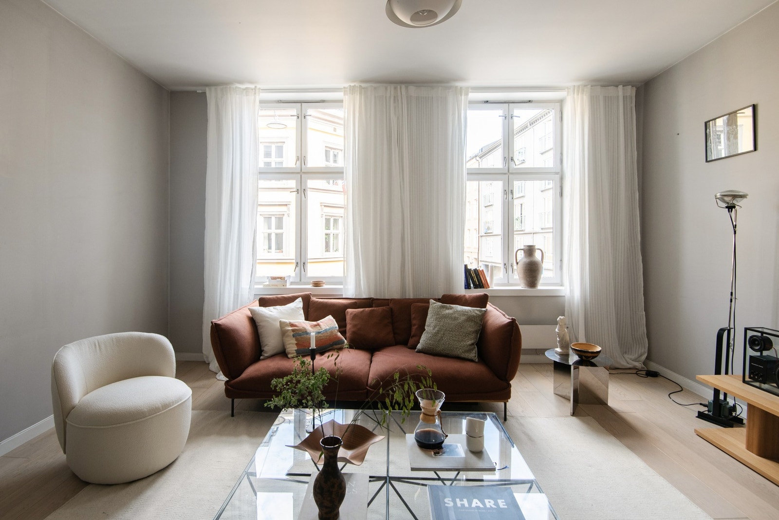 Stuen preges av to gode vinduer som slipper inn rikelig med dagslys. Galleribilde