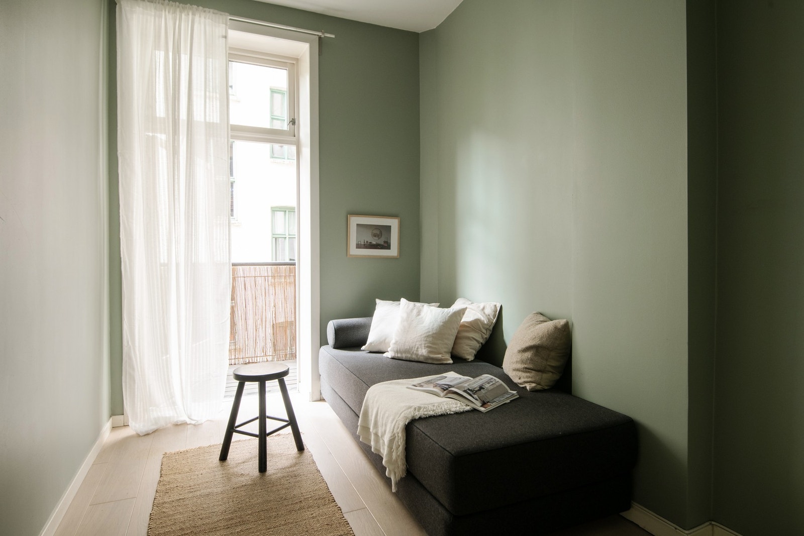 Soverom 1 vender ut mot det rolige gårdsrommet og har direkte utgang til balkongen, noe som gir en ekstra kvalitetsfølelse og fleksibilitet i bruken. Galleribilde