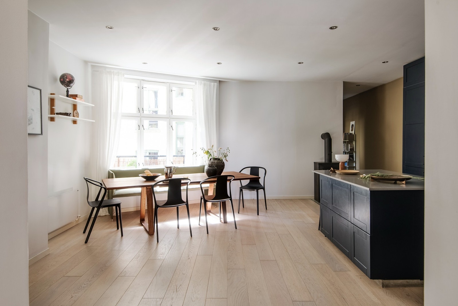 Boligen kan skilte med to romslige og funksjonelle stuer, som gir gode muligheter for både sosiale sammenkomster og avslapning i hverdagen. Galleribilde