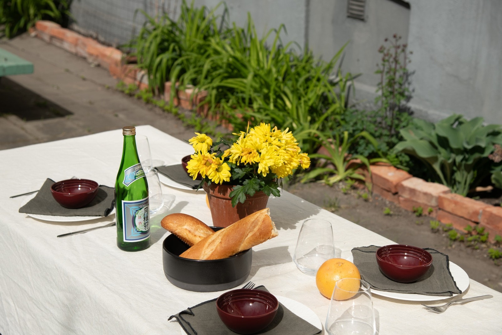 Her venter grønne plener, blomsterbed, sittegrupper og en park-lignende ro. Galleribilde