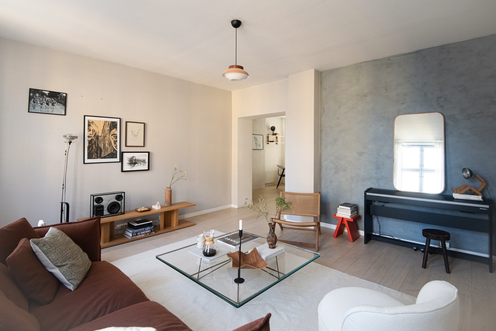 Veggene er malt i en delikat, lys nyanse, og rommet har i tillegg en dekorativ kontrastvegg med murimitasjon som tilfører særpreg og karakter. Galleribilde