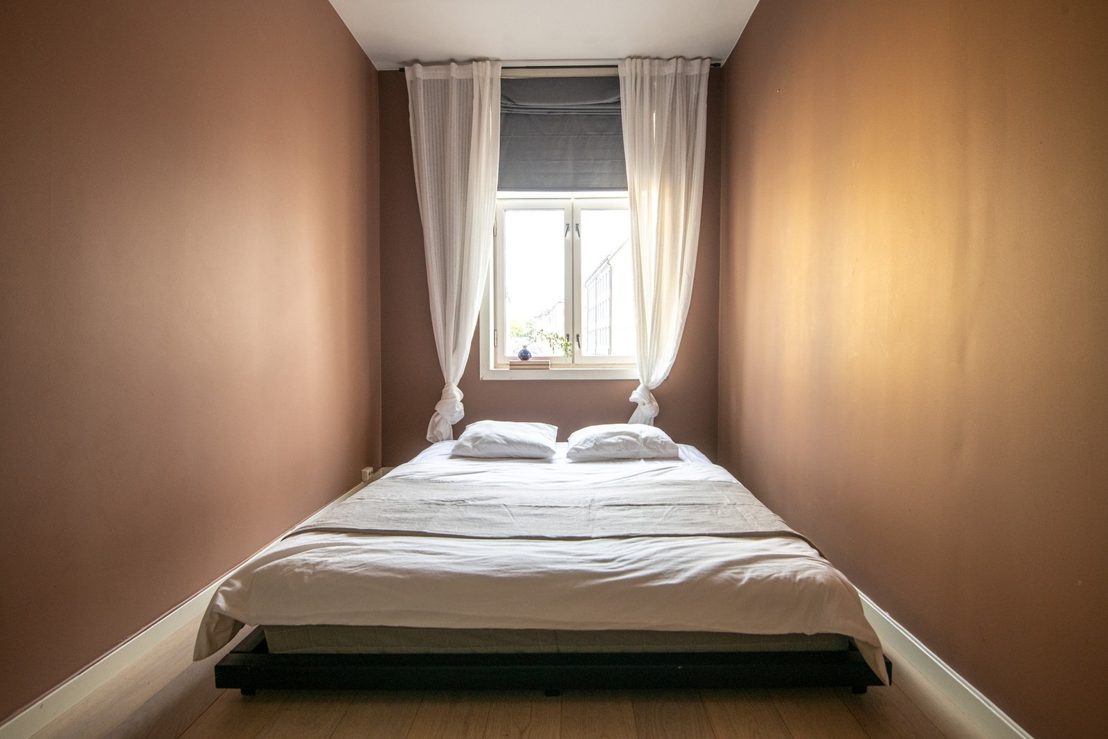 Boligen har tre lyse og innbydende soverom med god planløsning og mange muligheter for tilpasning etter behov. Avbildet er soverom 3 / hovedsoverommet. Galleribilde