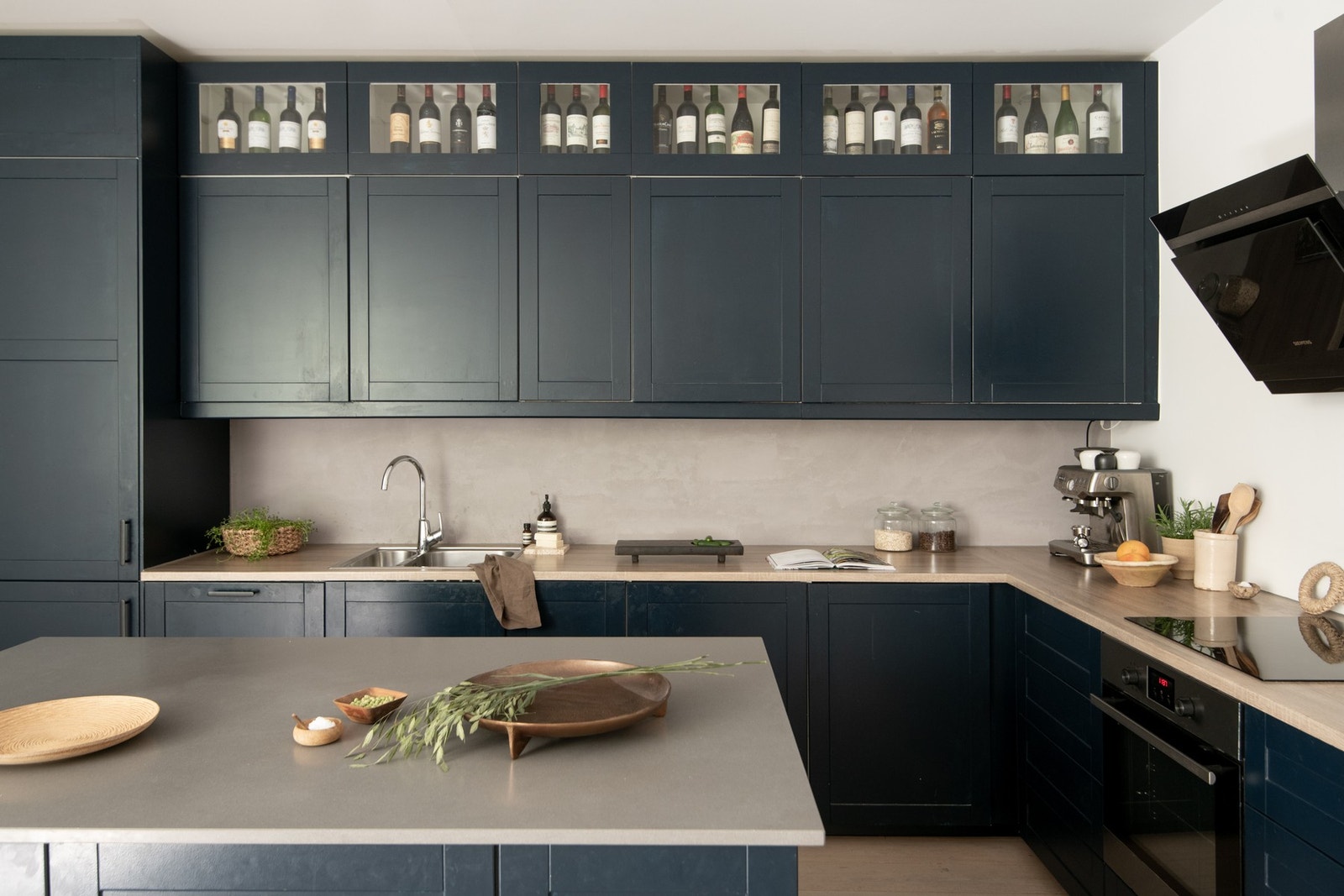 De integrerte hvitevarene består av komfyr, induksjonstopp, oppvaskmaskin, kombiskap, samt en avtrekksvifte fra Siemens med kullfilter. Galleribilde