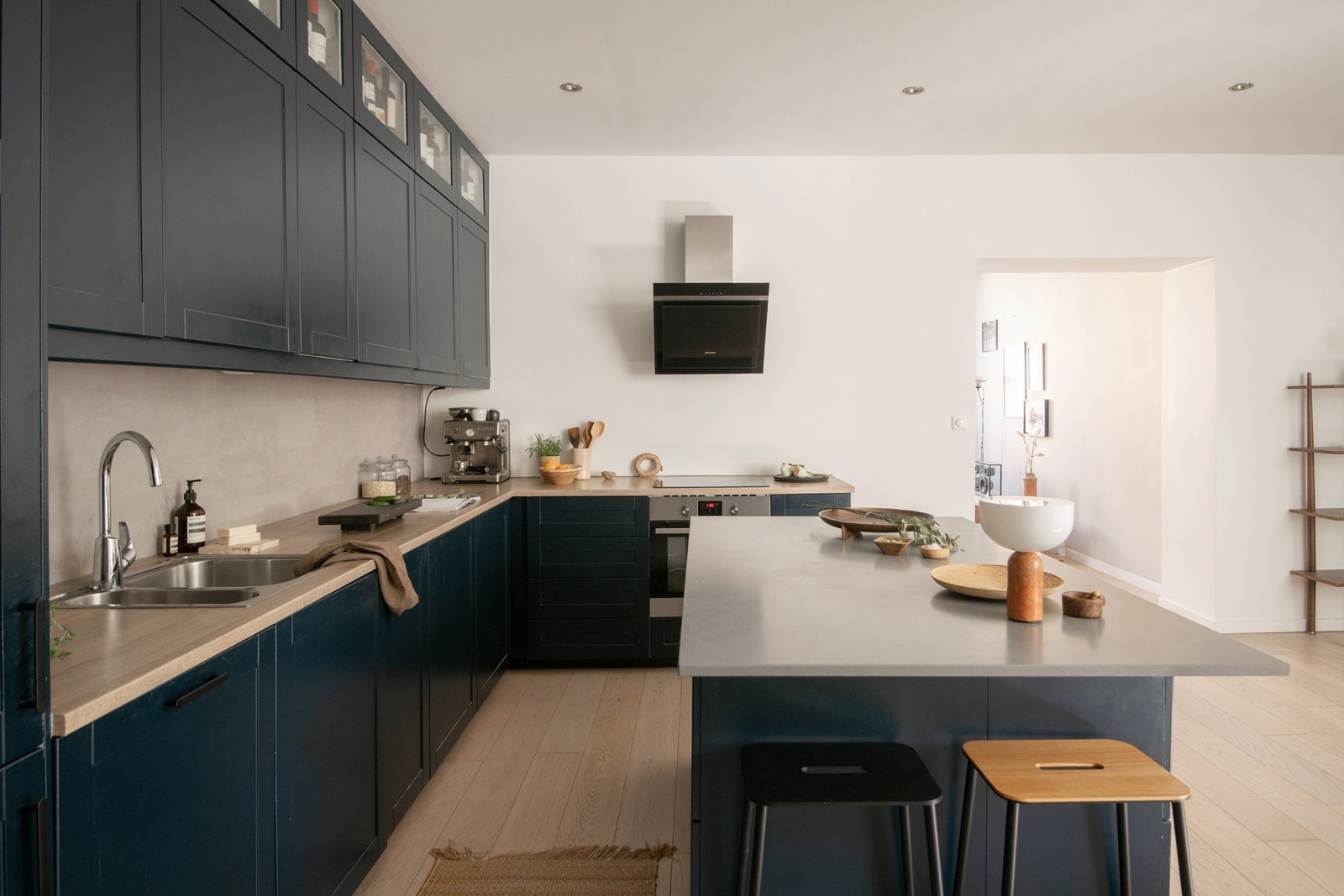 Moderne og velholdt kjøkken med god plass til både matlaging og sosiale soner. Galleribilde