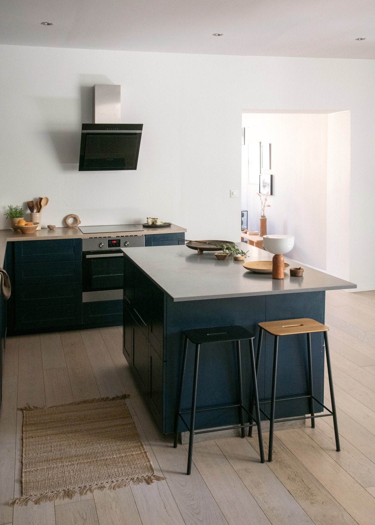 En praktisk kjøkkenøy gir ekstra arbeidsplass, skuffeløsninger og sitteplasser med barkrakker. Galleribilde