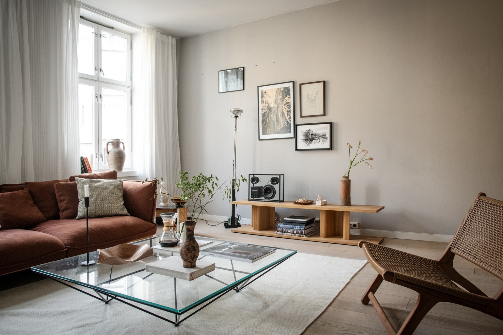 Hele boligen er gjennomgående belagt med elegant 1-stavs eikeparkett. Galleribilde