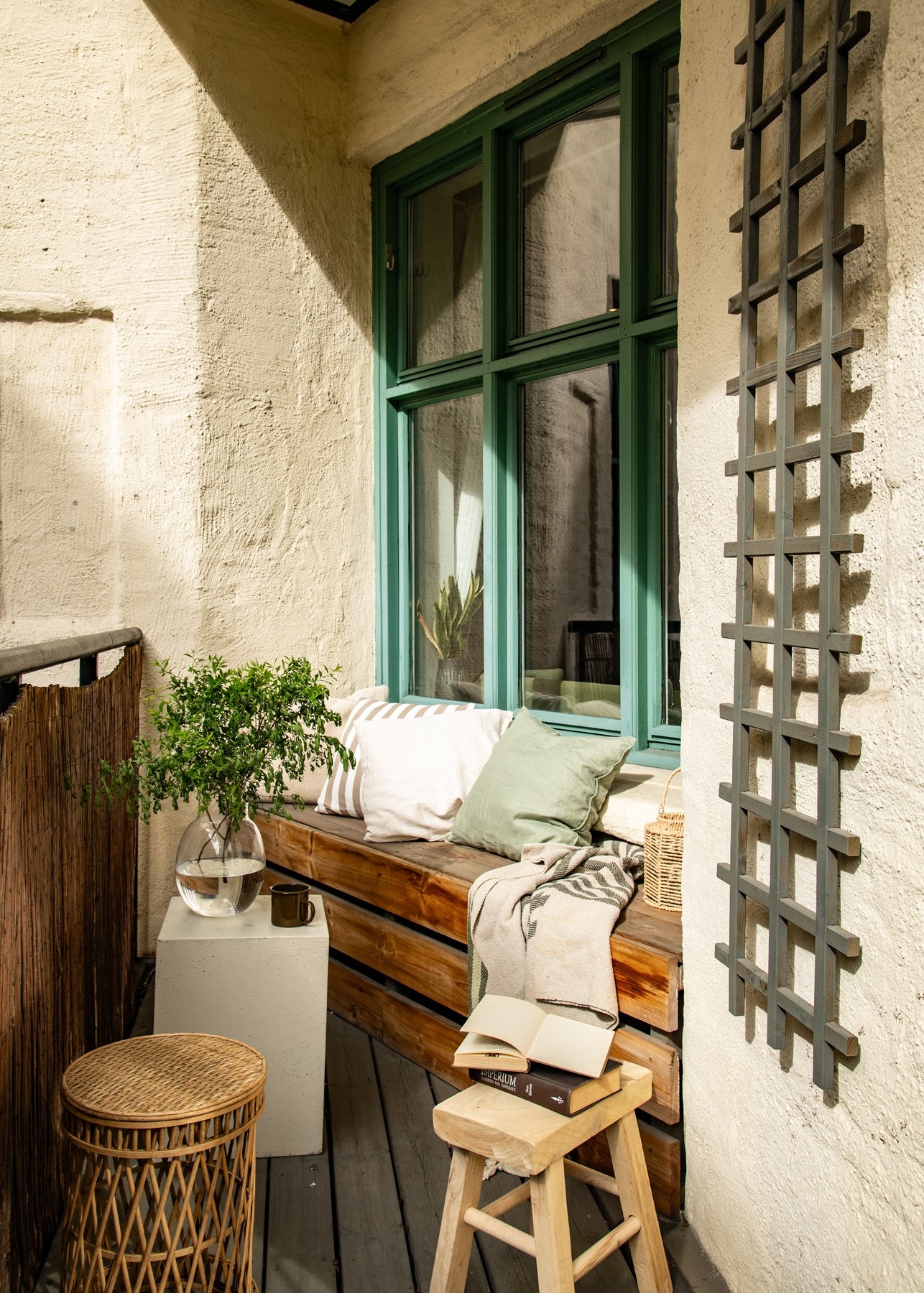 Koselig balkong på 5m², vendt mot et stille og frodig gårdsrom. Galleribilde