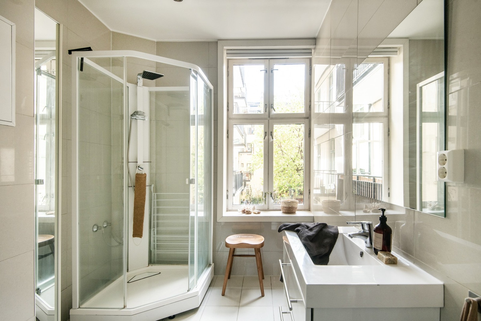 Badet har flislagte overflater og behagelig gulvvarme for økt komfort. Galleribilde