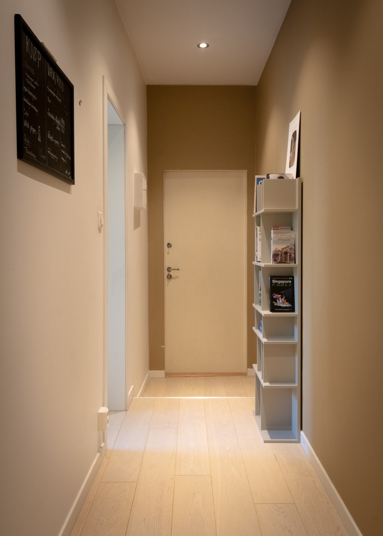 Entréen ønsker deg velkommen med en god planløsning og plass til både oppheng av yttertøy og praktisk oppbevaring av sko. Galleribilde