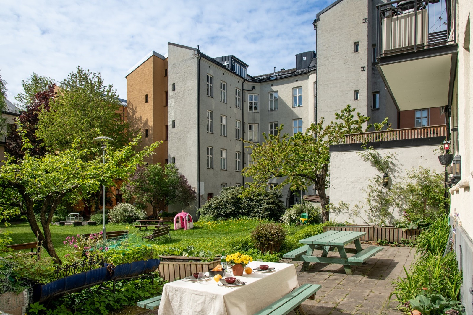 Borettslaget har en imponerende og frodig bakhage. Galleribilde