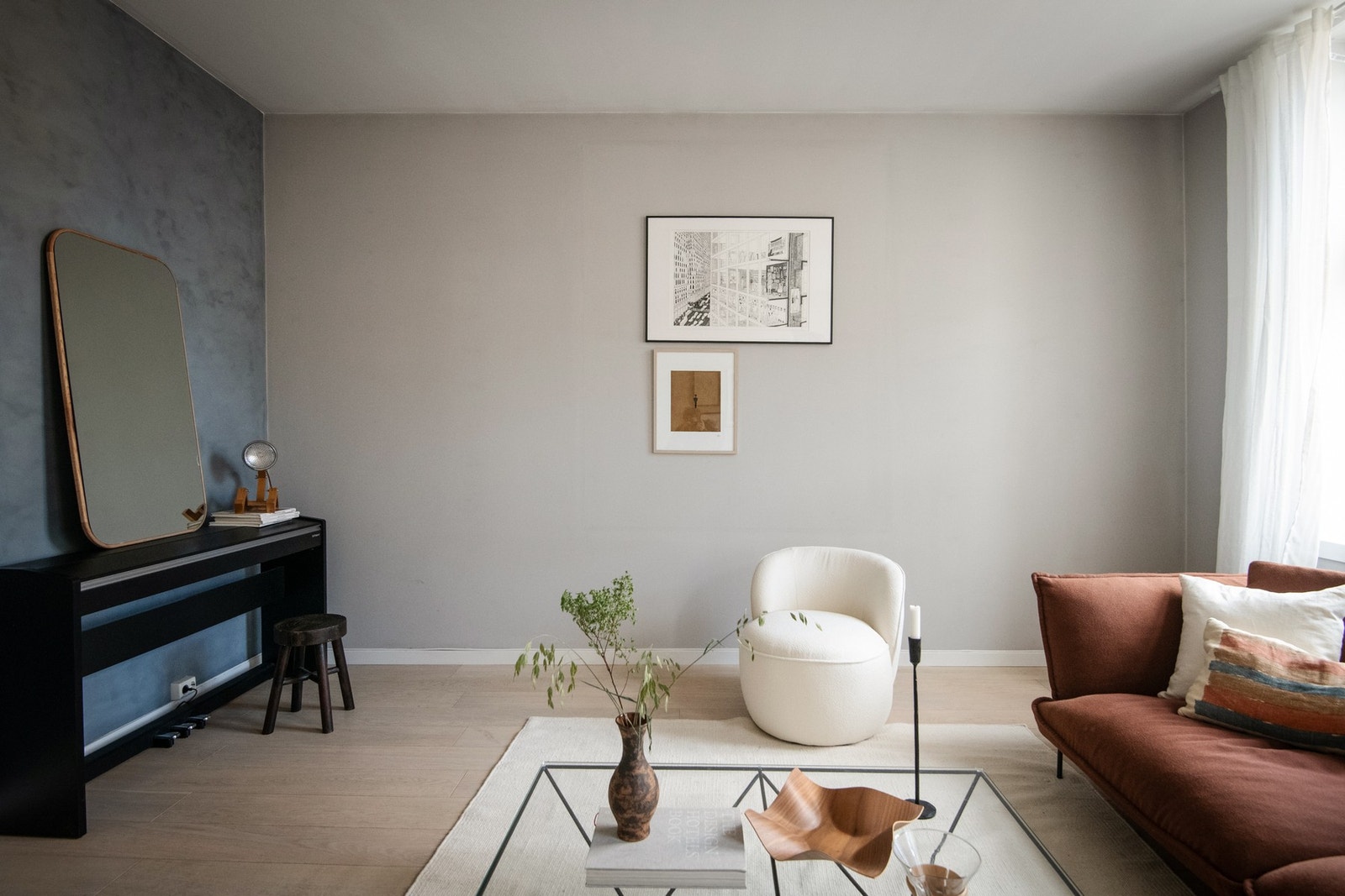 Her er det god plass til en komfortabel sofagruppe, mediemøblement og øvrig ønsket innredning, som for eksempel bokhylle. Galleribilde