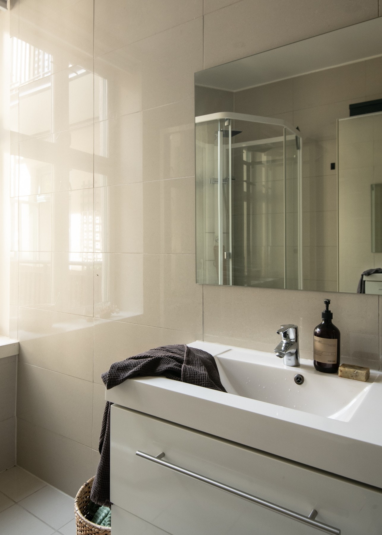 ommet kombinerer baderom og vaskerom på en praktisk måte og er utstyrt med dusjkabinett, veggmontert toalett og en baderomsinnredning. Galleribilde