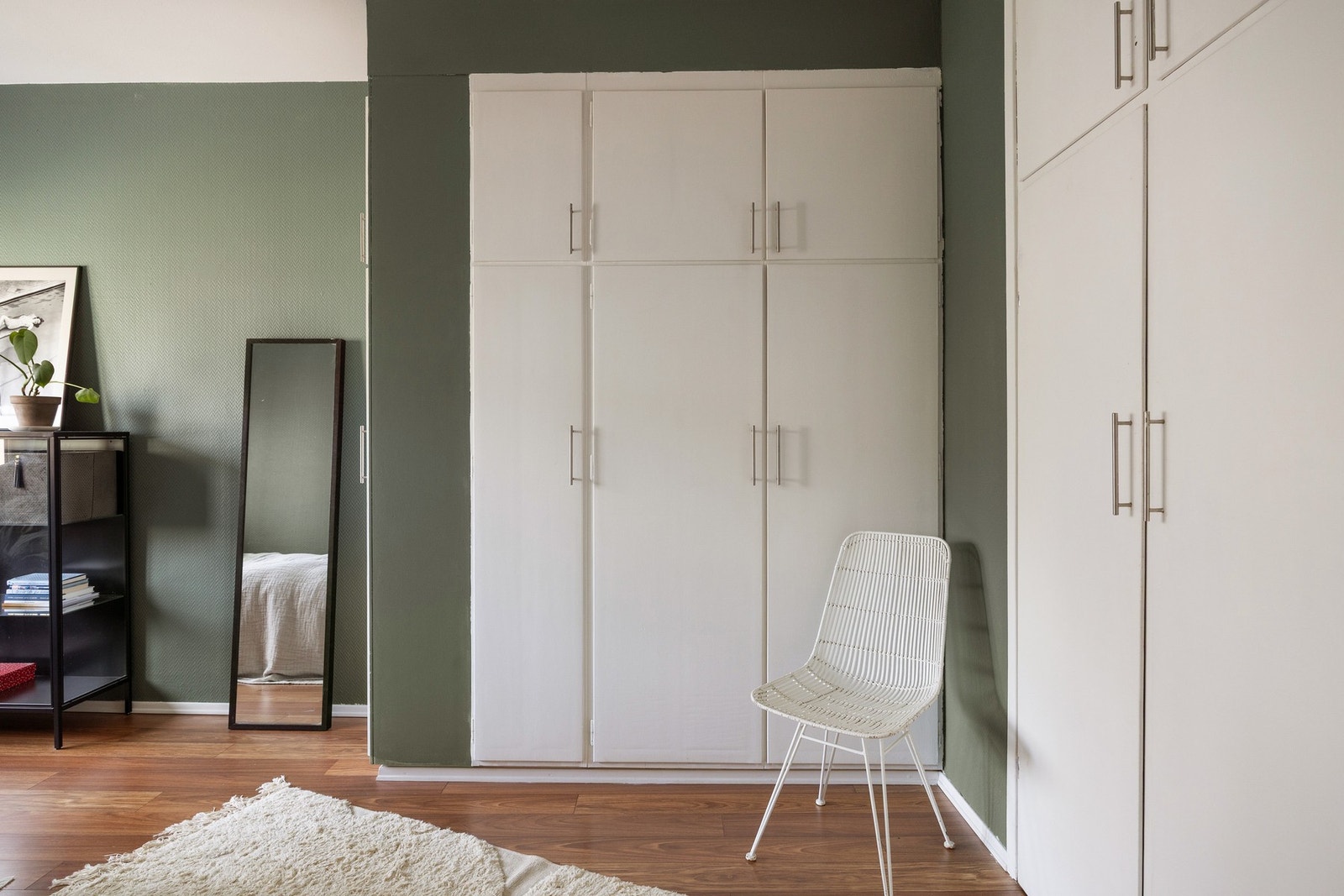 Hovedsoverommet har to plassbygde garderobeskap som gir godt med oppbevaringsplass. Galleribilde