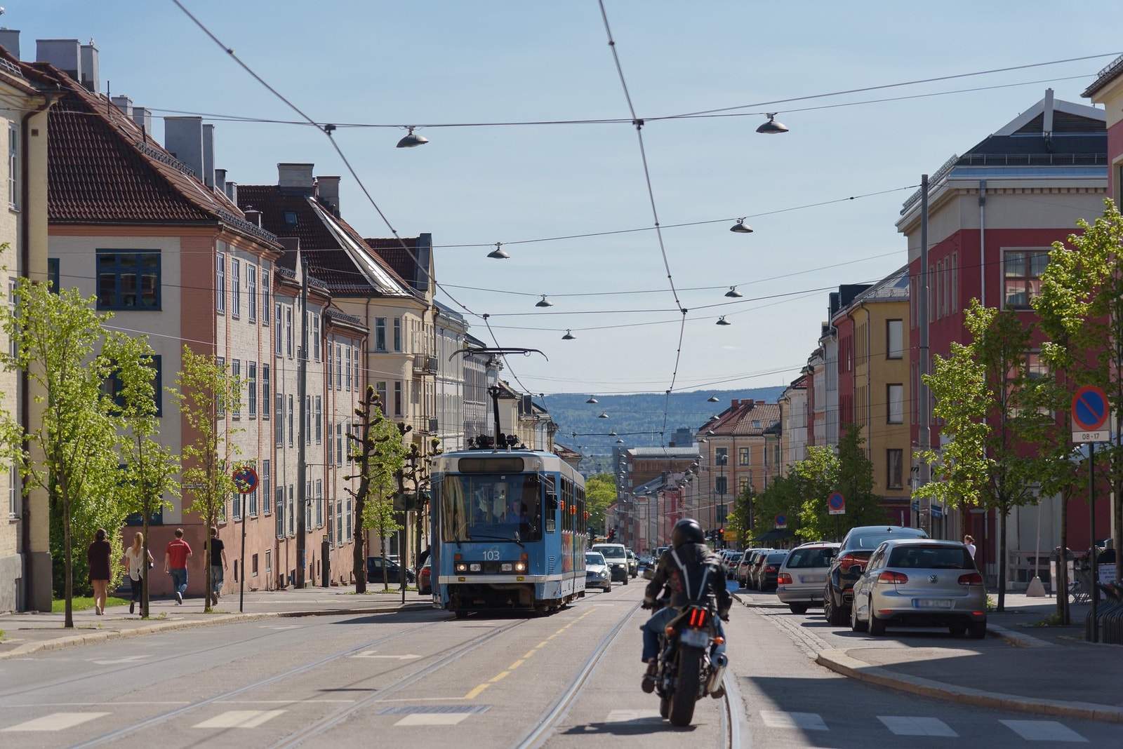 Kort gangavstand til Vogts gate med trikk 15, 12 og 13, samt busslinje 20 og flybussen. Galleribilde